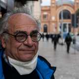 Il 70enne Angelo Guaragno, �pittore di strada� che dipinge i suoi colorati soggetti tra le vie di Bari